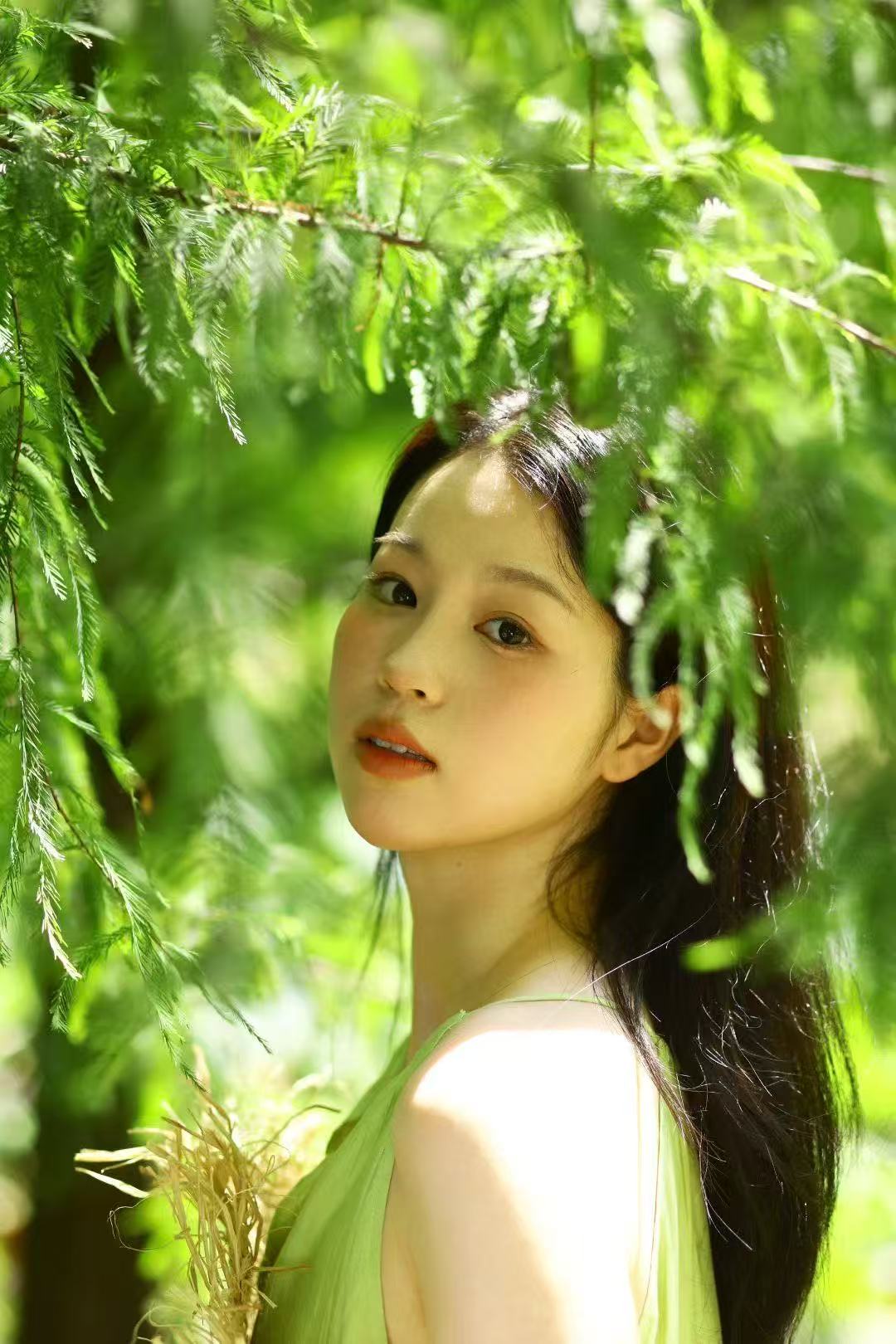 绿叶光影中的人像照片